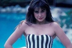 Demi Moore đăng ảnh mặc áo tắm thời trẻ