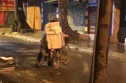 Cái bánh bao của ông bán hàng rong tặng người vô gia cư trong đêm mưa