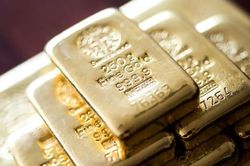 Hai đứa trẻ nhặt được số vàng trị giá 100.000 USD khi về quê chơi