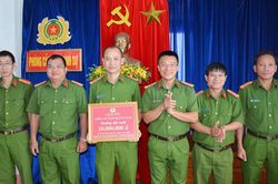 Khen thưởng lực lượng phá vụ án chồng sát hại vợ