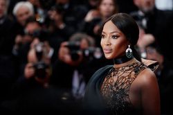 Sự nghiệp của siêu mẫu 'báo đen' 50 tuổi Naomi Campbell