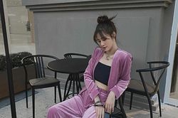 Đông Nhi quả kì tài, đang mang bầu mà diện áo khoe eo khiến dân tình hoa mắt