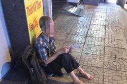Thấy cụ ông mù lòa ngồi bán vé số ở góc đường, cô gái trẻ đã có hành động đẹp khiến nhiều người cảm động