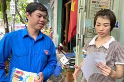 Phát tờ rơi tuyên truyền về chính sách, pháp luật BHXH