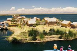 Người dân Peru xây dựng quần đảo từ cỏ dại