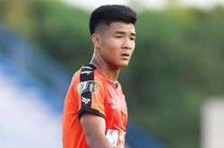 Đức Chinh ghi bàn sau sai lầm của hậu vệ Văn Quyết
