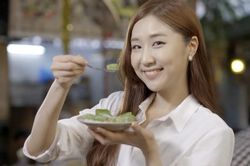 Món bánh đúc lá dứa gợi về một thời đã qua
