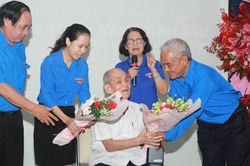 Nguyên Bí thư T.Ư Đoàn ra mắt cuốn tự truyện 'Một đời nghĩa nặng tình sâu'