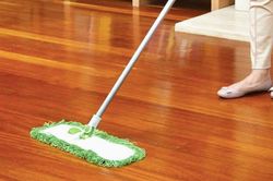 Cách lau sàn gỗ sáng bóng chữa được cả mối mọt và cong vênh