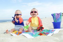 5 kỹ năng cha mẹ cần biết khi cho con đi chơi biển