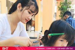 Nữ chủ quán 9X ở Hà Tĩnh cắt tóc miễn phí cho trẻ em, người nghèo