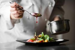 Mức lương trong mơ và góc khuất của những đầu bếp riêng