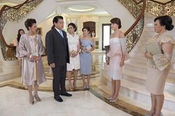 Nghe họ hàng xì xào con dâu là gái 'nạ dòng', mẹ chồng tôi vén áo lên kể một câu chuyện khiến tất cả mọi người đều sững sờ