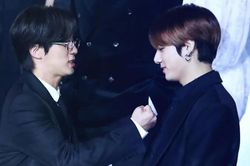 'Em út' Jungkook dám động tay động chân với 'anh cả' Jin, làm phiên bản live-action của Tom và Jerry