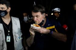 TT Brazil bị lên án 'giết người' vì ra ngoài ăn xúc xích giữa đại dịch