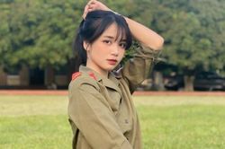 Nữ sinh gây chú ý trong ảnh mặc đồ quân sự