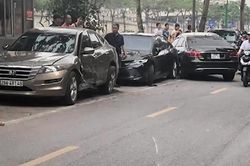 Quý bà 60 tuổi lái Mercedes tông hàng loạt xe trên đường Hà Nội