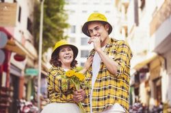 Bộ ảnh cưới 'cực chất' của cô dâu 65 tuổi với chồng ngoại quốc 24 tuổi