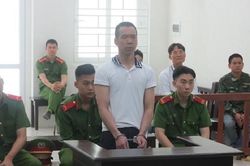 Ghen tuông, người đàn ông vung dao chém cả vợ lẫn con