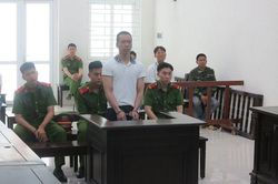 Vợ quỳ gối, con can ngăn, chồng vẫn vung dao dã man ở Hà Nội