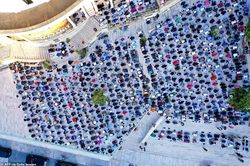 Cộng đồng Hồi giáo tổ chức lễ Eid al-Fitr áp dụng giãn cách xã hội