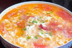 Khi nấu canh cà chua trứng, nên cho nước trước hay cà chua trước? Mách bạn cách làm đúng