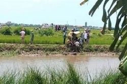 Theo bố mẹ ra kênh mò cua bắt ốc, 2 chị em ruột đuối nước thương tâm