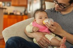 Ngày nào con gái cũng hỏi về mẹ, tôi chỉ biết nói dối mẹ đã qua đời, cho đến một ngày cô ấy xuất hiện trước mặt bố con tôi