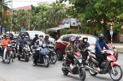 Nắng 'khủng khiếp' người già trẻ nhỏ ồ ạt nhập viện