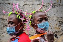 Kiểu tóc 'virus corona' giúp nâng cao nhận thức về đại dịch Covid-19 ở Kenya