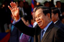 Ông Hun Sen được ca tụng là 'người hùng đẹp trai' nhờ chống dịch