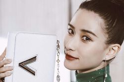 Con gái vua sòng bạc Macau mua nhiều túi Gucci, Louis Vuitton