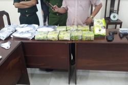 Bắt đối tượng vận chuyển 20kg ma túy đá cùng hàng nóng