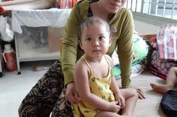 Bạn đọc VietNamNet tiếp sức cho em bé bị u não