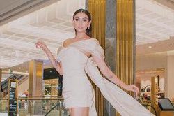 Mặc váy quá quyến rũ khoe khéo vòng 1, Võ Hoàng Yến phải mượn tạm áo khoác để che chắn