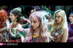 TWICE tung teaser 'More & More' khiến báo Hàn ngợi khen là nữ thần, Knet chê bai: 'Nên tập hát, không đủ tài năng'
