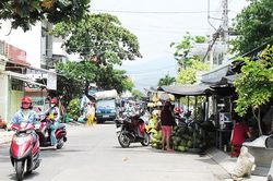 Chiếm dụng lòng, lề đường để buôn bán