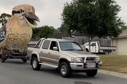Chế mô hình chim bói cá nặng 750 kg rồi kéo đi khi bị phong tỏa