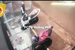 Kiên nhẫn ngó nghiêng rồi nhanh tay bẻ khóa xe PCX ngay trước cửa hàng
