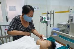 Học sinh bị thương vụ cây phương bật gốc sốc tâm lý khi nghe tin bạn mất