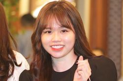 Nhan sắc thật của Huỳnh Anh khi sánh đôi cùng Quang Hải trong sự kiện