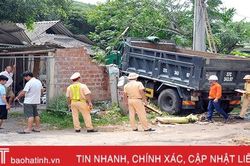 Xe tải mất lái đâm sập ki-ốt bên QL 8A, tài xế và 2 người con chủ nhà bị thương