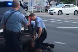 Video cảnh sát Minneapolis kẹp cổ người da màu khiến nạn nhân tử vong