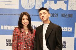 Yoo Ah In tình tứ, nắm chặt tay Park Shin Hye tại họp báo phim zombie '#ALIVE'