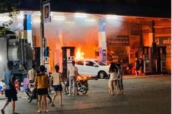 Hà Nội: Hỏa hoạn do ô tô lùi...trúng cột bơm xăng
