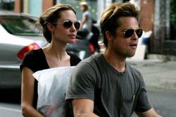 Ảnh Angelina Jolie - Brad Pitt đi xe máy ở TP.HCM 14 năm trước