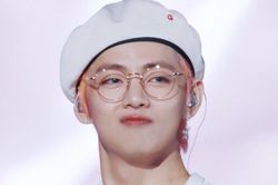V (BTS) và những lần đeo kính được khen đẹp trai