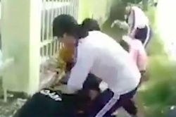 Hai nữ sinh bị đánh hội đồng