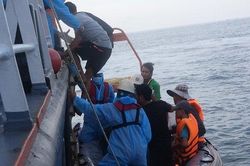 Chìm tàu cá, 13 thuyền viên được cứu sống