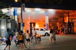 Ô tô lùi bất cẩn, cây xăng bốc cháy ngùn ngụt ở Hà Nội